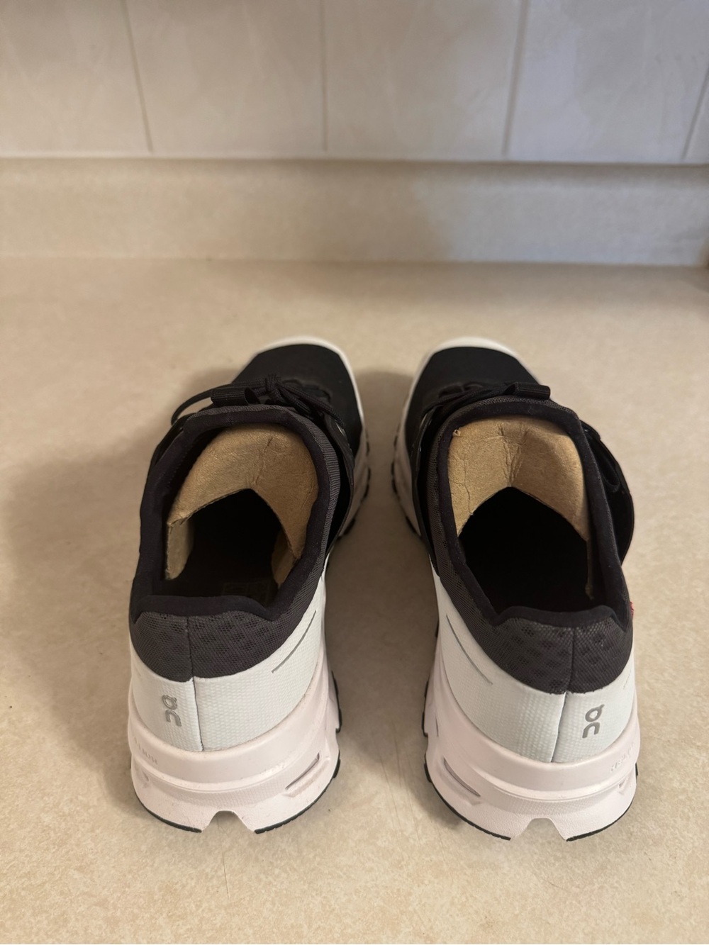 On Men's Black/White Trail Running Shoe - Picture 4 of 9